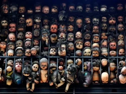 Rumah Seram Berjejer Boneka, Dipenuhi Mitos hingga Diduga Ilmu Hitam