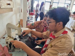 Top! Siswa SMKN 12 Surabaya Manfaatkan Limbah Sepatu Kulit Jadi Merchandise
