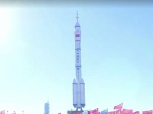 Proses Penempatan Pesawat Antariksa Shenzhou-17 ke Lokasi Peluncuran