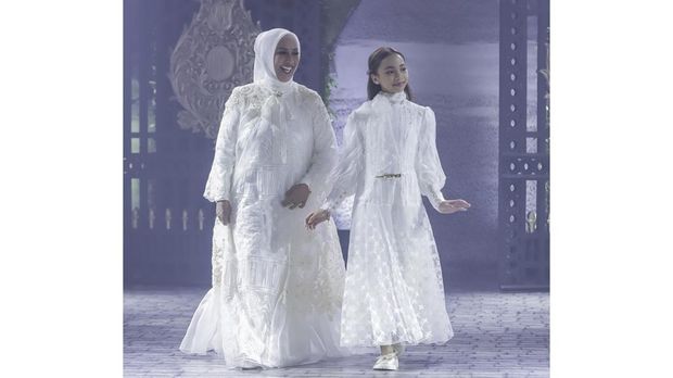 Show Ayu Dyah Andari