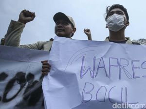 Spanduk Wapres Bocil Diusung Mahasiswa dalam Aksi di Patung Kuda Spanduk Wapres Bocil Diusung Mahasiswa dalam Aksi di Patung Kuda