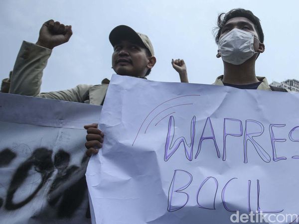 Spanduk Wapres Bocil Diusung Mahasiswa dalam Aksi di Patung Kuda