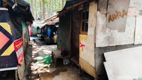 Menengok Kehidupan di Kampung Pemulung TPA Sarimukti