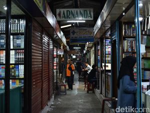 Kisah Pedagang Buku Palasari Bertahan di Tengah Gempuran Zaman
