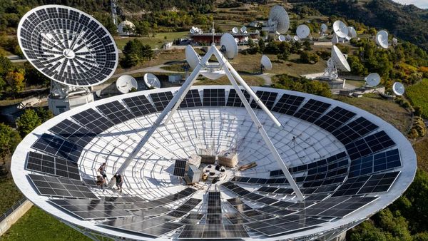 Swiss Ubah Parabola Tua Jadi Pembangkit Listrik Tenaga Surya