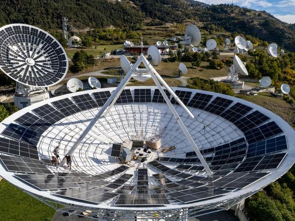 Swiss Ubah Parabola Tua Jadi Pembangkit Listrik Tenaga Surya