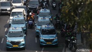 Taksi-Ojol Ngetem Depan Polda Metro, Lalin Gatsu Macet