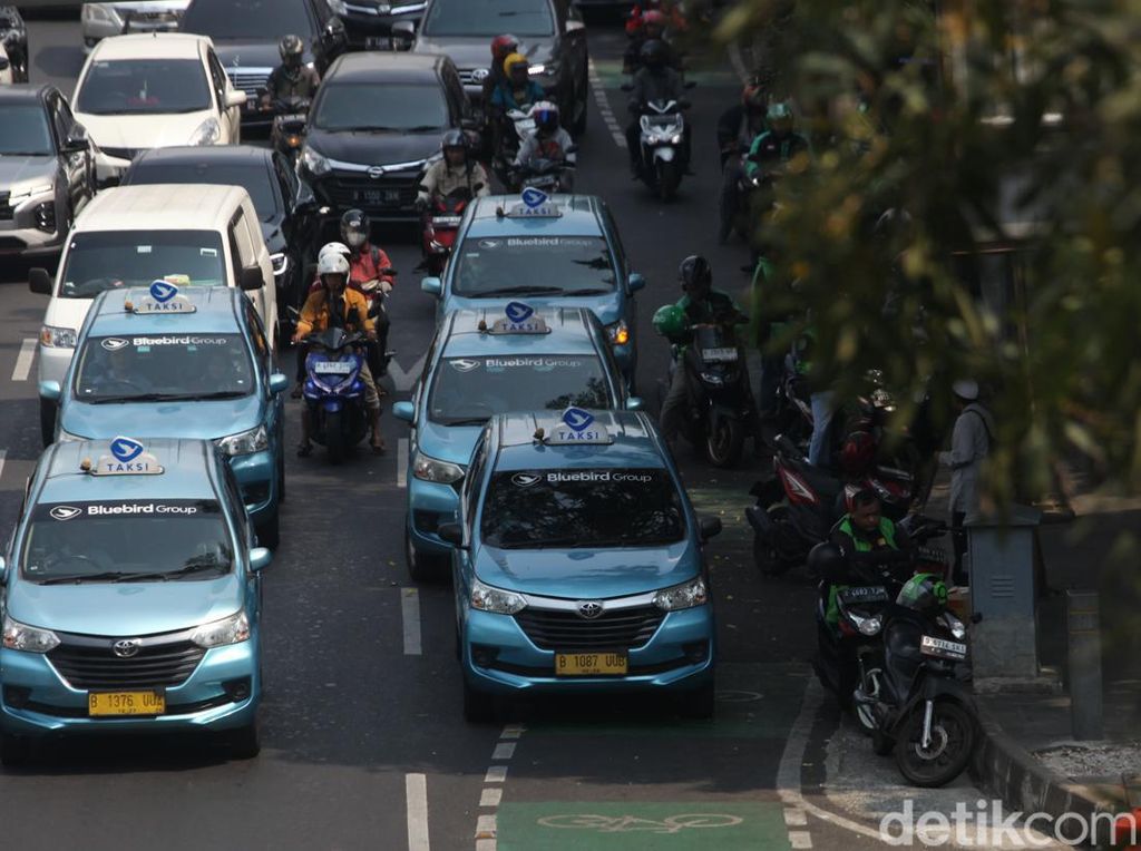 Taksi-Ojol Ngetem Depan Polda Metro, Lalin Gatsu Macet Taksi-Ojol Ngetem Depan Polda Metro, Lalin Gatsu Macet