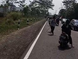 Puluhan Pelajar Bersenjata Tajam Tawuran di Cianjur