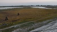 Mengering, Waduk Notopuro jadi Arena Bermain dan Dilintasi Motor