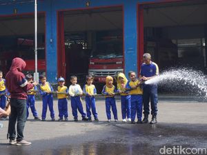 Aksi Pemadam Kebakaran di Malang Bikin Anak TK di Malang Terpukau