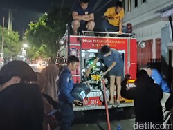 Warga di Makassar Berebut Bantuan Air Bersih, 4.000 Liter Tak Cukup