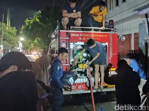 Warga di Makassar Berebut Bantuan Air Bersih, 4.000 Liter Tak Cukup Warga di Makassar Berebut Bantuan Air Bersih, 4.000 Liter Tak Cukup