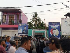 Puluhan Warga Blokir Jalan di Dompu, Tuntut Tangkap Pelaku Pengeroyokan Puluhan Warga Blokir Jalan di Dompu, Tuntut Tangkap Pelaku Pengeroyokan