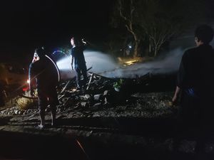 Rumah di Nguntoronadi Wonogiri Terbakar, Nenek 80 Tahun Terluka Rumah di Nguntoronadi Wonogiri Terbakar, Nenek 80 Tahun Terluka