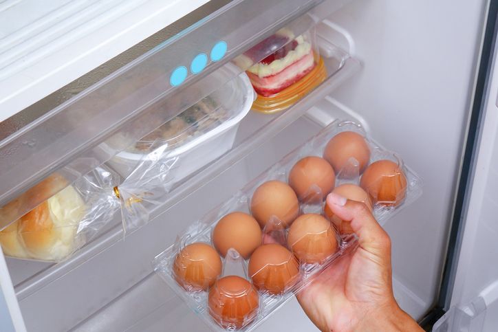 Apa Benar Simpan Telur Paling Ideal di Rak Pintu Kulkas?