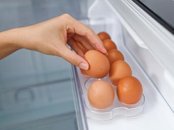 Apa Benar Simpan Telur Paling Ideal di Rak Pintu Kulkas?