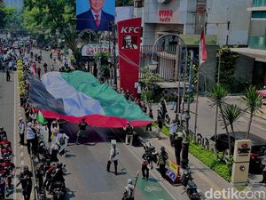 Bendera Palestina Raksasa Dibentangkan di Jalan Merdeka Bandung