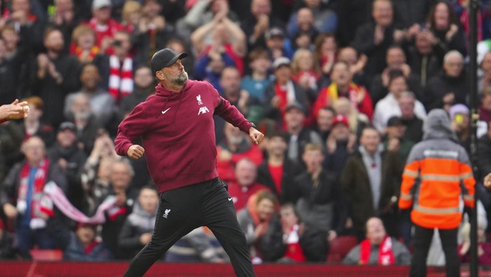 Liverpools manager Jurgen Klopp celebrates their victory at the English Premier League soccer match between Liverpool and Everton, at Anfield in Liverpool, England, Saturday, Oct. 21, 2023. (AP Photo/Jon Super)