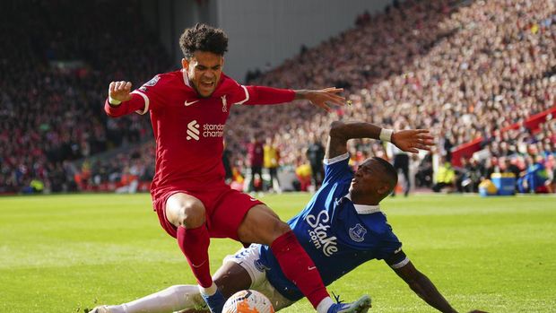 Liverpool's Luis Diaz, left, challenges for the ball with Everton's Ashley Young during the English Premier League soccer match between Liverpool and Everton, at Anfield in Liverpool, England, Saturday, Oct. 21, 2023. (AP Photo/Jon Super)