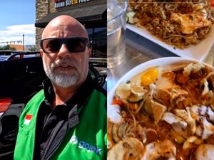 Bule Amerika Curi Perhatian, Makan di Restoran Indonesia Pakai Jaket Ojol!