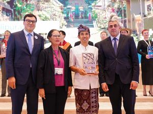 Sandiaga Acungi Jempol Penglipuran Masuk Jajaran Desa Wisata Terbaik Dunia Sandiaga Acungi Jempol Penglipuran Masuk Jajaran Desa Wisata Terbaik Dunia