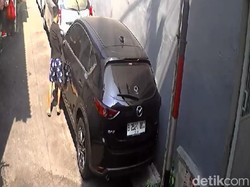 Detik-detik Duo Penjudi Slot Curi Spion Mobil Diparkir di Gang Jakbar
