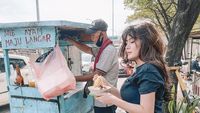 Doyan Makan! Ini Keseruan Angela Lee Santap Mie Ayam hingga Seafood