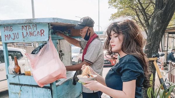 Doyan Makan! Ini Keseruan Angela Lee Santap Mie Ayam hingga Seafood