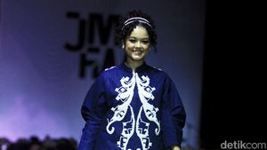 5 Foto Mutiara Baswedan Jadi Model Catwalk di JMFW 2024, Mencuri Atensi