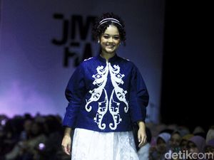 5 Foto Mutiara Baswedan Jadi Model Catwalk di JMFW 2024, Mencuri Atensi 5 Foto Mutiara Baswedan Jadi Model Catwalk di JMFW 2024, Mencuri Atensi