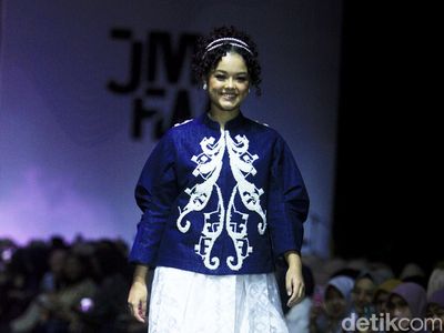 5 Foto Mutiara Baswedan Jadi Model Catwalk di JMFW 2024, Mencuri Atensi
