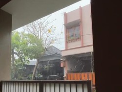 Bres! Hujan Pertama di Jebres dan Karanganyar Disertai Angin-Petir