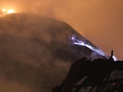 Kebakaran TPA Rawa Kucing Belum Padam hingga Tengah Malam, Ini Kendalanya