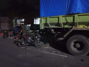 Brak! Pemotor Seruduk Truk Parkir di Jalan Srandakan Bantul