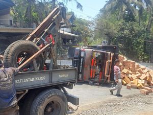 3 Truk Mogok di Tanjakan Samsam Tabanan, Jalur Denpasar-Gilimanuk Macet 3 Truk Mogok di Tanjakan Samsam Tabanan, Jalur Denpasar-Gilimanuk Macet