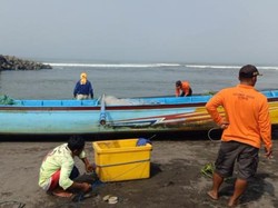 Terjebak Kabut, Perahu Nelayan Cilacap Terdampar di Pantai Trisik Kulon Progo