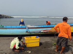 Terjebak Kabut, Perahu Nelayan Cilacap Terdampar di Pantai Trisik Kulon Progo Terjebak Kabut, Perahu Nelayan Cilacap Terdampar di Pantai Trisik Kulon Progo