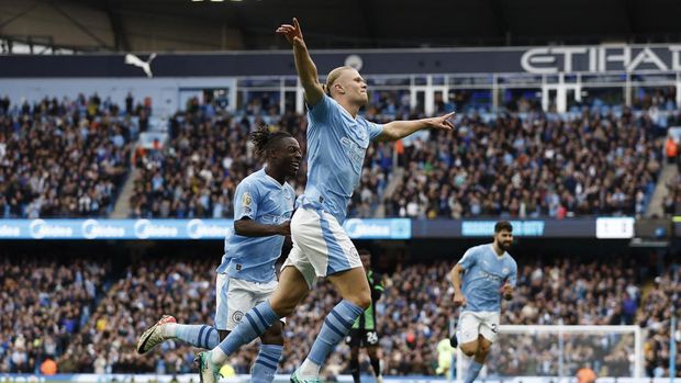 Soccer Football - Premier League - Manchester City v Brighton & Hove Albion - Etihad Stadium, Manchester, Britain - October 21, 2023  Manchester City's Erling Braut Haaland celebrates scoring their second goal with Jeremy Doku Action Images via Reuters/Jason Cairnduff NO USE WITH UNAUTHORIZED AUDIO, VIDEO, DATA, FIXTURE LISTS, CLUB/LEAGUE LOGOS OR 'LIVE' SERVICES. ONLINE IN-MATCH USE LIMITED TO 45 IMAGES, NO VIDEO EMULATION. NO USE IN BETTING, GAMES OR SINGLE CLUB/LEAGUE/PLAYER PUBLICATIONS.