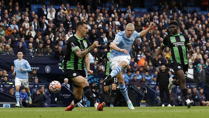 Soccer Football - Premier League - Manchester City v Brighton & Hove Albion - Etihad Stadium, Manchester, Britain - October 21, 2023  Manchester Citys Erling Braut Haaland scores their second goal Action Images via Reuters/Jason Cairnduff NO USE WITH UNAUTHORIZED AUDIO, VIDEO, DATA, FIXTURE LISTS, CLUB/LEAGUE LOGOS OR LIVE SERVICES. ONLINE IN-MATCH USE LIMITED TO 45 IMAGES, NO VIDEO EMULATION. NO USE IN BETTING, GAMES OR SINGLE CLUB/LEAGUE/PLAYER PUBLICATIONS.