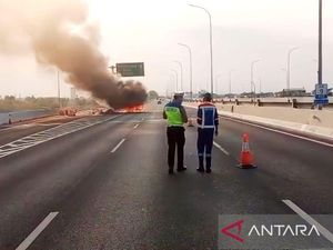 Sedan Terbakar di Tol Becakayu Jaktim, Pengemudi Diduga Kelelahan