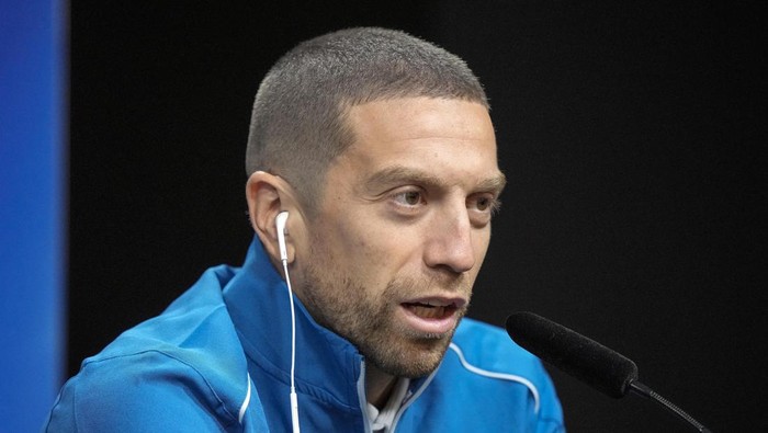 Sevillas Papu Gomez talks to the media at a press conference prior the Champions League Group G soccer match between Borussia Dortmund and FC Sevilla in Dortmund, Germany, Monday, Oct. 10, 2022. (AP Photo/Martin Meissner)