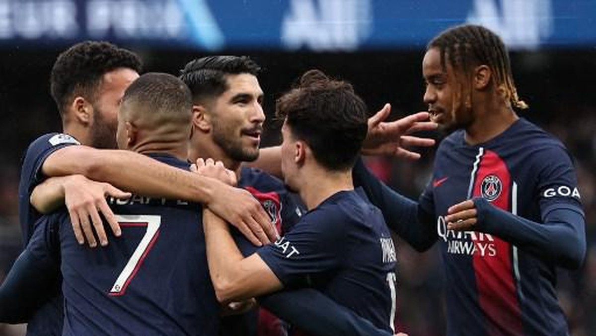 Para pemain PSG saat merayakan gol Mbappe (7). Foto: AFP/FRANCK FIFE