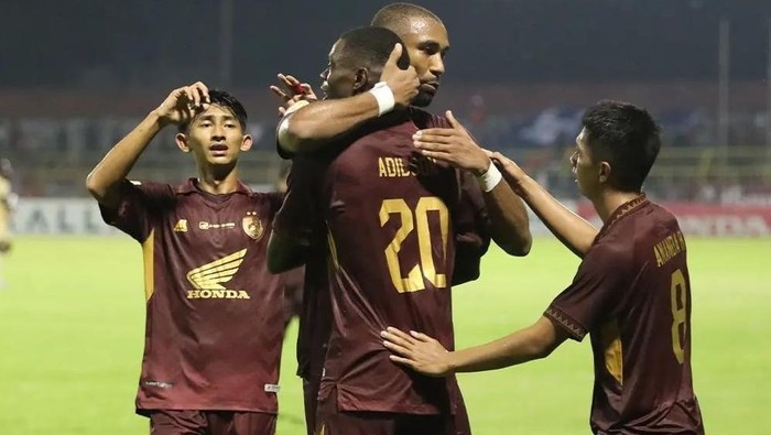 Pemain PSM Makassar merayakan gol yang dicetak Adilson Silva ke gawang Arema FC dalam laga di Stadion Gelora BJ Habibie, Parepare.