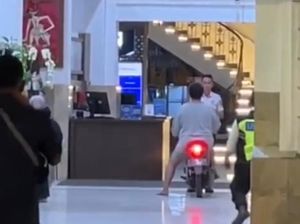 Viral Pria Naik Motor Masuk ke Stasiun Jogja, Katanya Mau Pulang ke Rumah Viral Pria Naik Motor Masuk ke Stasiun Jogja, Katanya Mau Pulang ke Rumah
