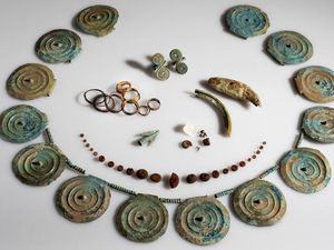 Perhiasan dari 3.500 Tahun Lalu Ditemukan di Ladang Wortel, Emas sampai Perunggu