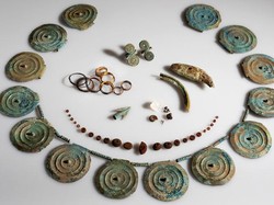 Perhiasan dari 3.500 Tahun Lalu Ditemukan di Ladang Wortel, Emas sampai Perunggu