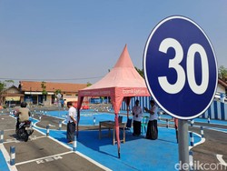 Polisi di Jombang Layani Pemohon SIM Pakai Baju Muslim Sambut Hari Santri