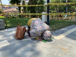 Sujud Syukur Penuh Haru Pemenang Undian Umrah Jalan Santai Hari Santri 2023