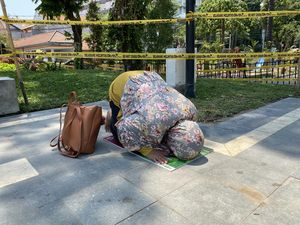 Sujud Syukur Penuh Haru Pemenang Undian Umrah Jalan Santai Hari Santri 2023 Sujud Syukur Penuh Haru Pemenang Undian Umrah Jalan Santai Hari Santri 2023